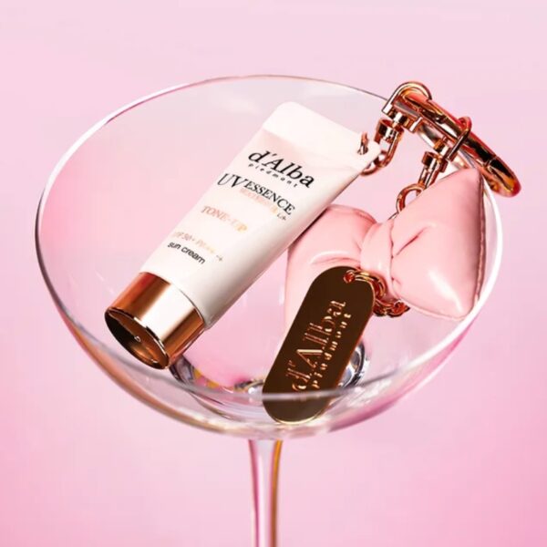 d'Alba White Truffle First Spray Serum 100ML Set (+Nourishing Hand Cream + Suncream Keyring) - Image 3