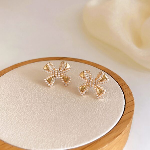 Rote pearl line volume ribbon earrings - Image 2