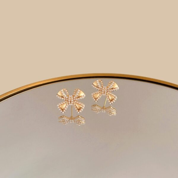 Rote pearl line volume ribbon earrings - Image 3