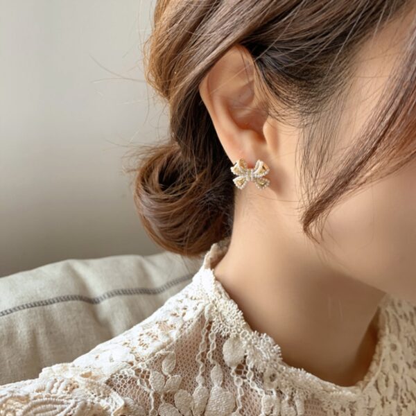 Rote pearl line volume ribbon earrings - Image 4