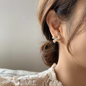 Rote pearl line volume ribbon earrings