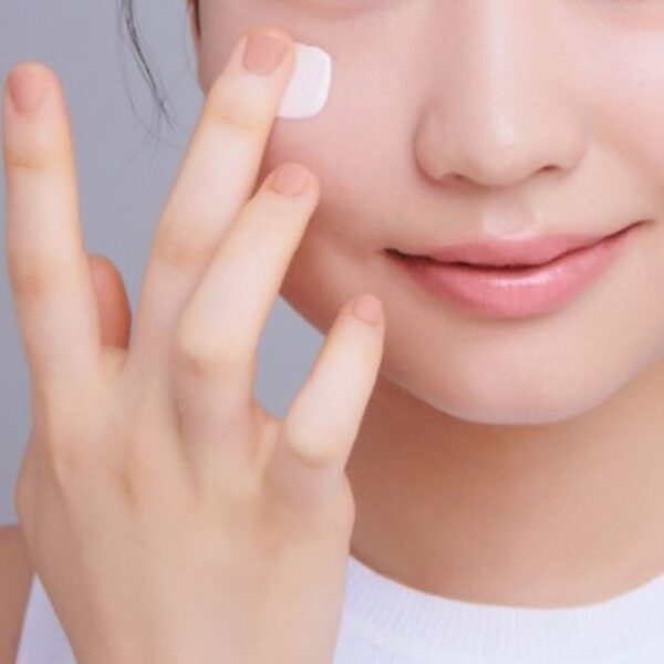 INNISFREE Cherry Blossom Glow Tone-Up Cream - Image 4