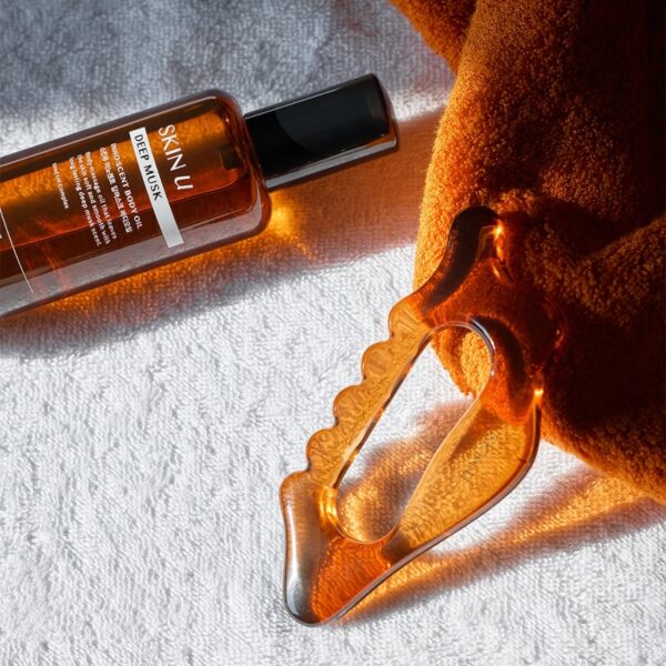 Skin U INNO:SCENT Deep Musk Body Oil 130ml Set (+Body Guasha) - Image 3